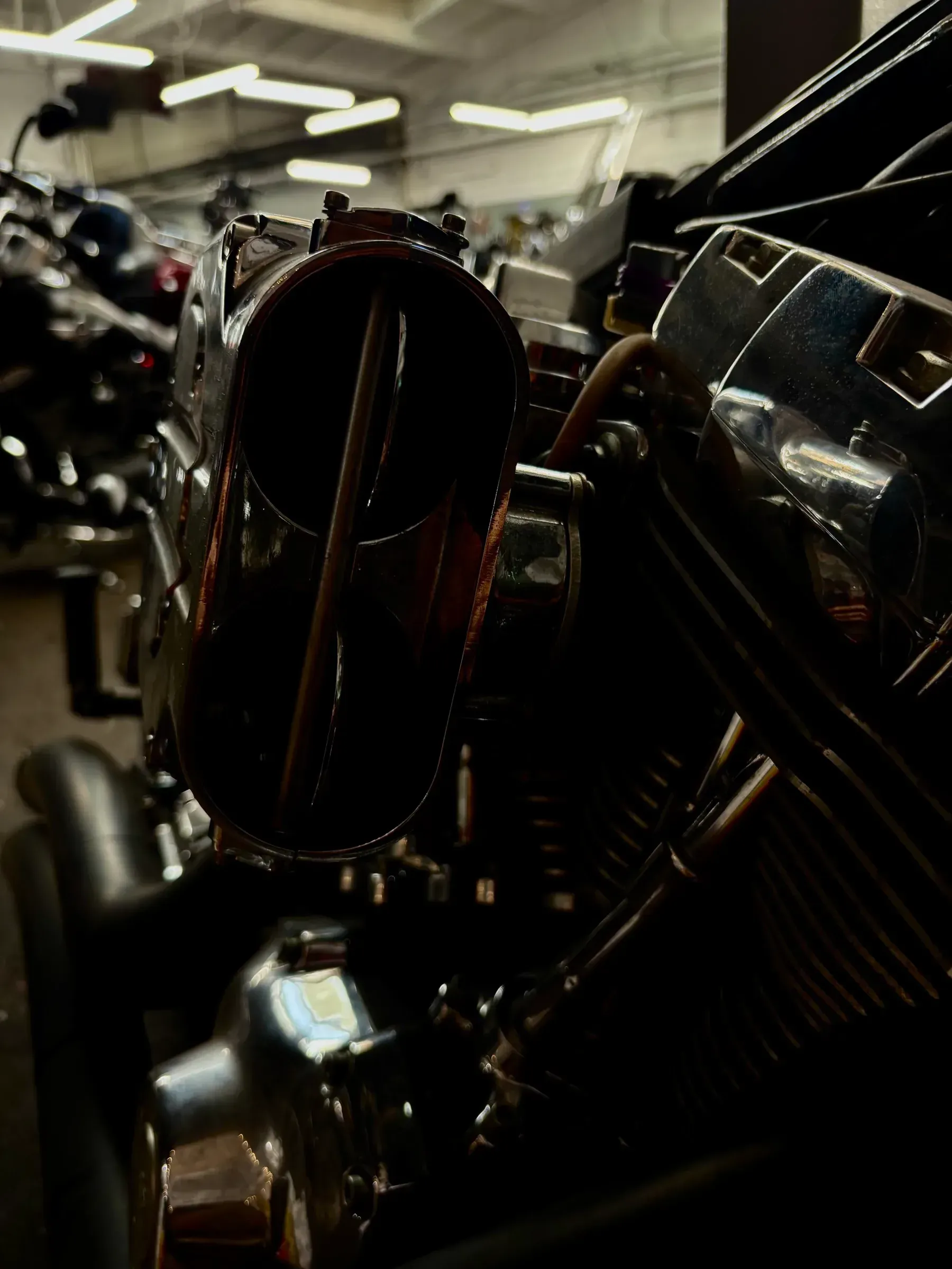 Nastrojowe ujęcie silnika motocykla na podnośniku warsztatowym