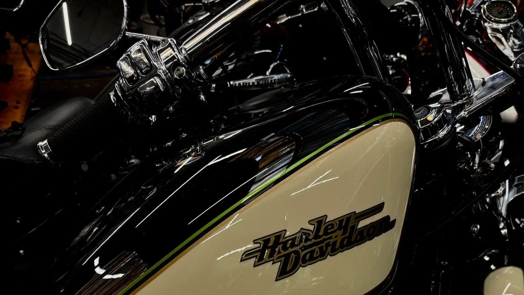Zbliżenie na plakietkę zbiornika paliwa Harley Davidson i lakierowany pasek